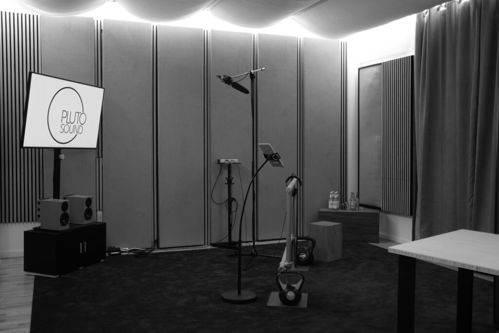 Pluto: open-stage ADR Studio whith plenty of space for movement and creativity.